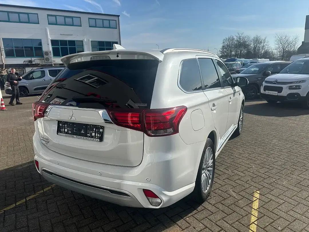Mitsubishi Outlander PHEV 4WD Plus Spirit - Thumbnail 5