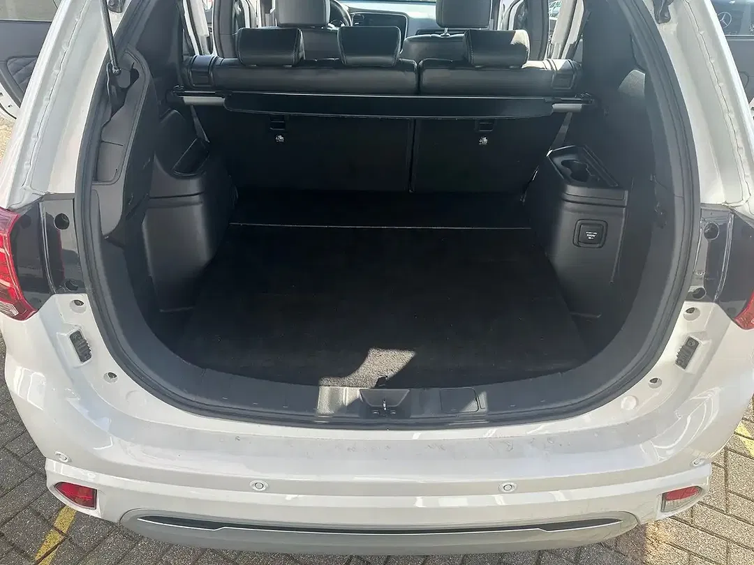 Mitsubishi Outlander PHEV 4WD Plus Spirit - Thumbnail 9