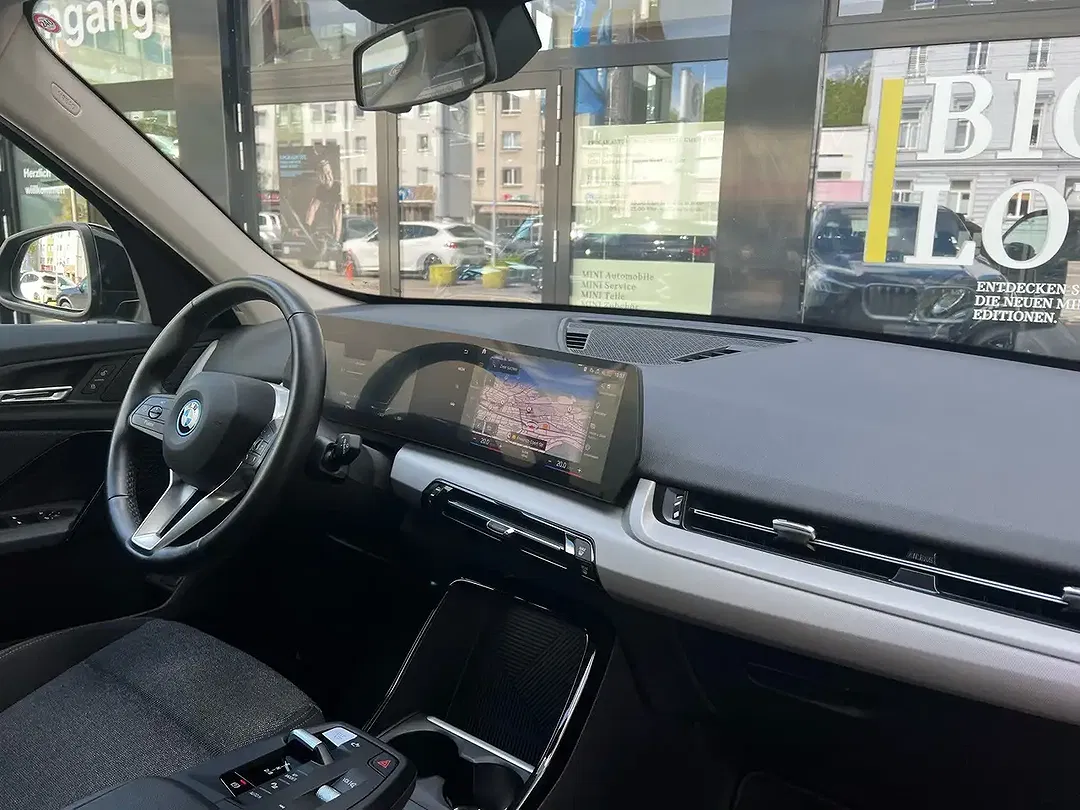 BMW iX1 xDrive - Thumbnail 3