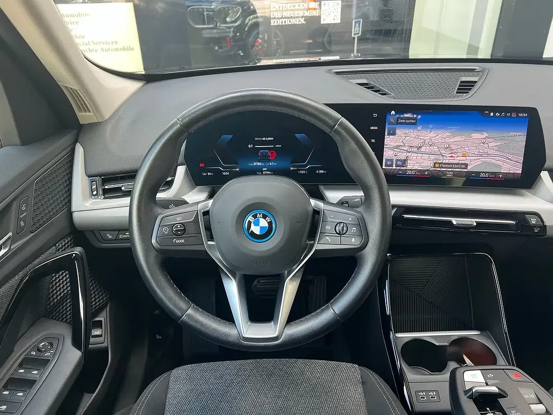 BMW iX1 xDrive - Thumbnail 4