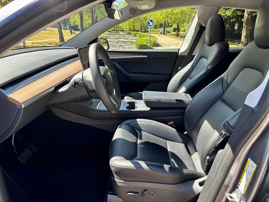 Tesla Model Y Dual Motor Long Range - Thumbnail 10