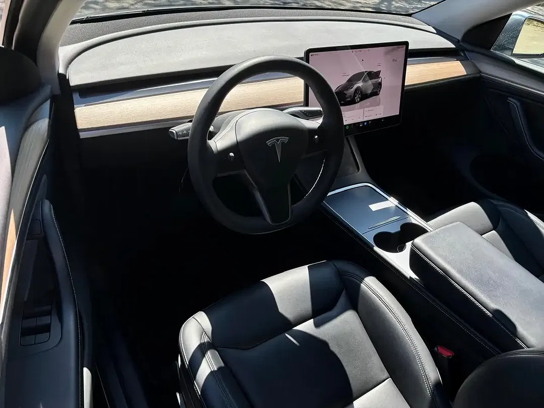Tesla Model Y Dual Motor Long Range - Thumbnail 11