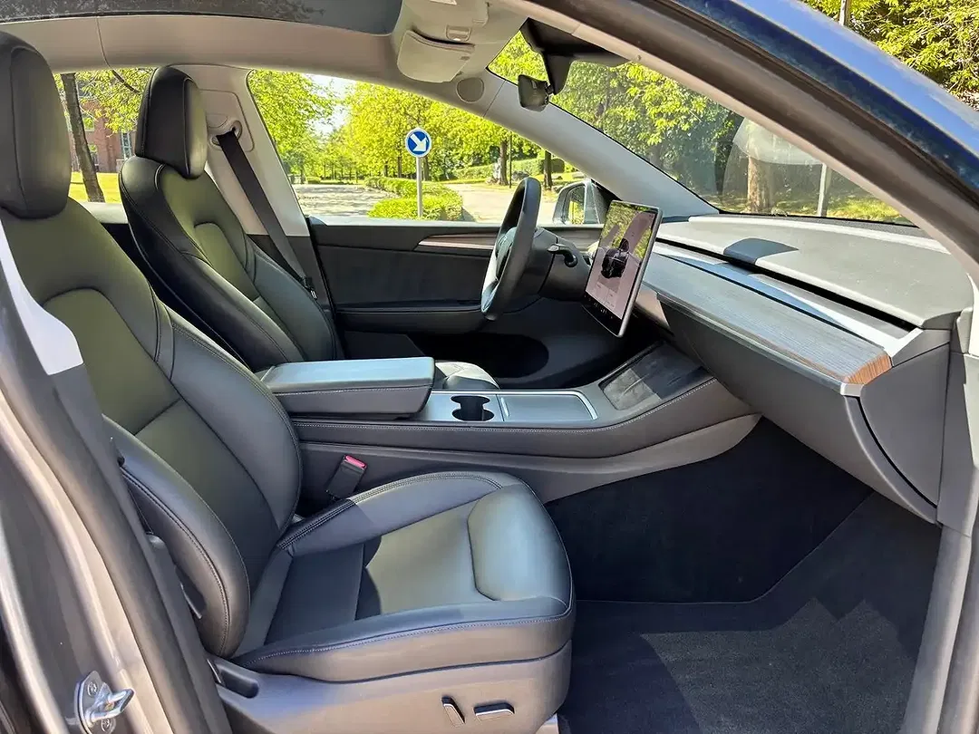 Tesla Model Y Dual Motor Long Range - Thumbnail 13