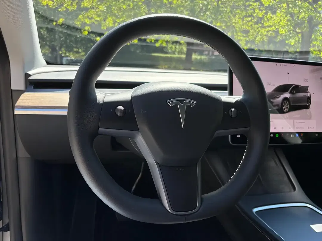 Tesla Model Y Dual Motor Long Range - Thumbnail 14