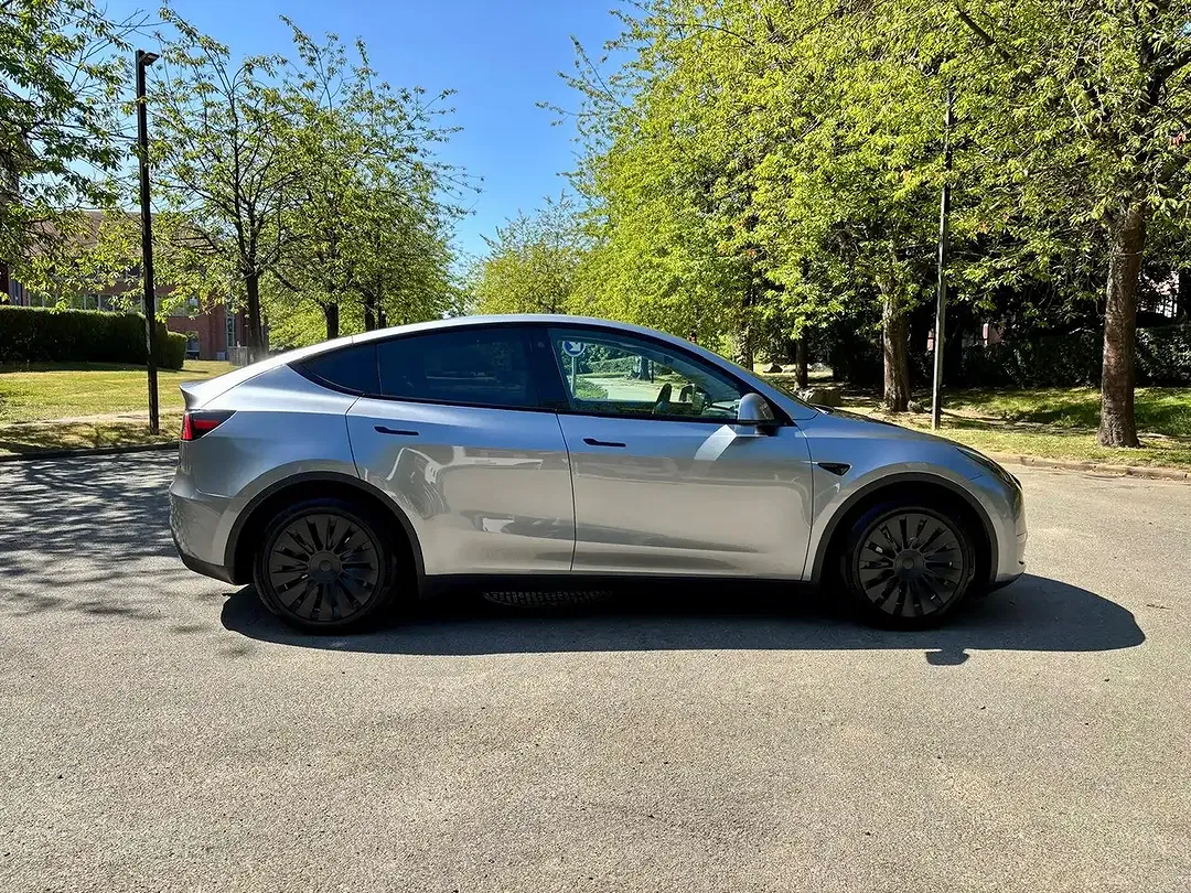 Tesla Model Y Dual Motor Long Range - Thumbnail 4