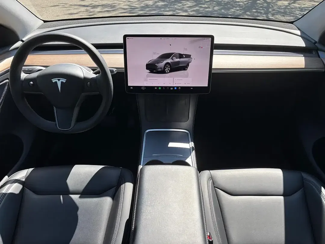 Tesla Model Y Dual Motor Long Range - Thumbnail 9