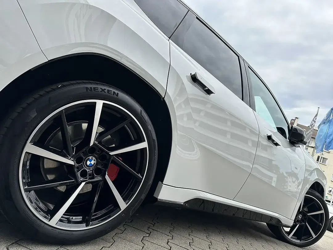 BMW iX3 xDrive M Sport Pro - Thumbnail 4