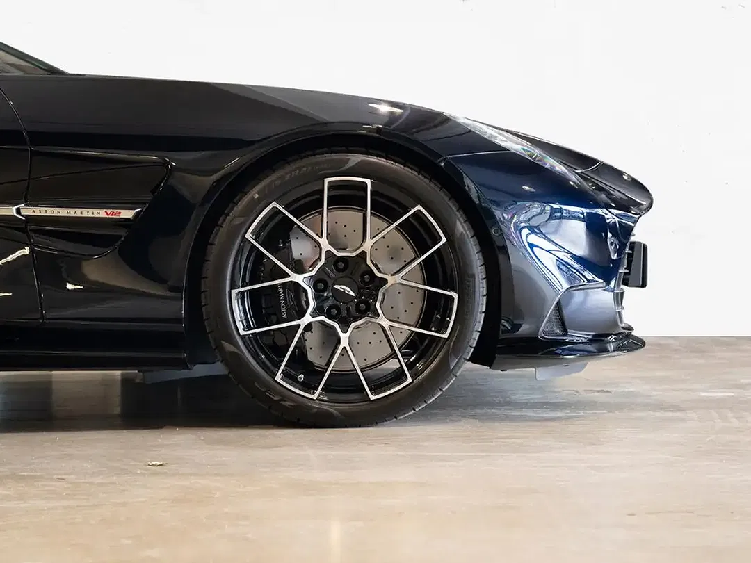 Aston Martin Vanquish Volante - Thumbnail 4