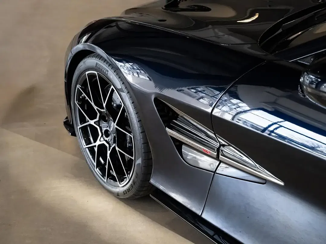 Aston Martin Vanquish Volante - Thumbnail 9