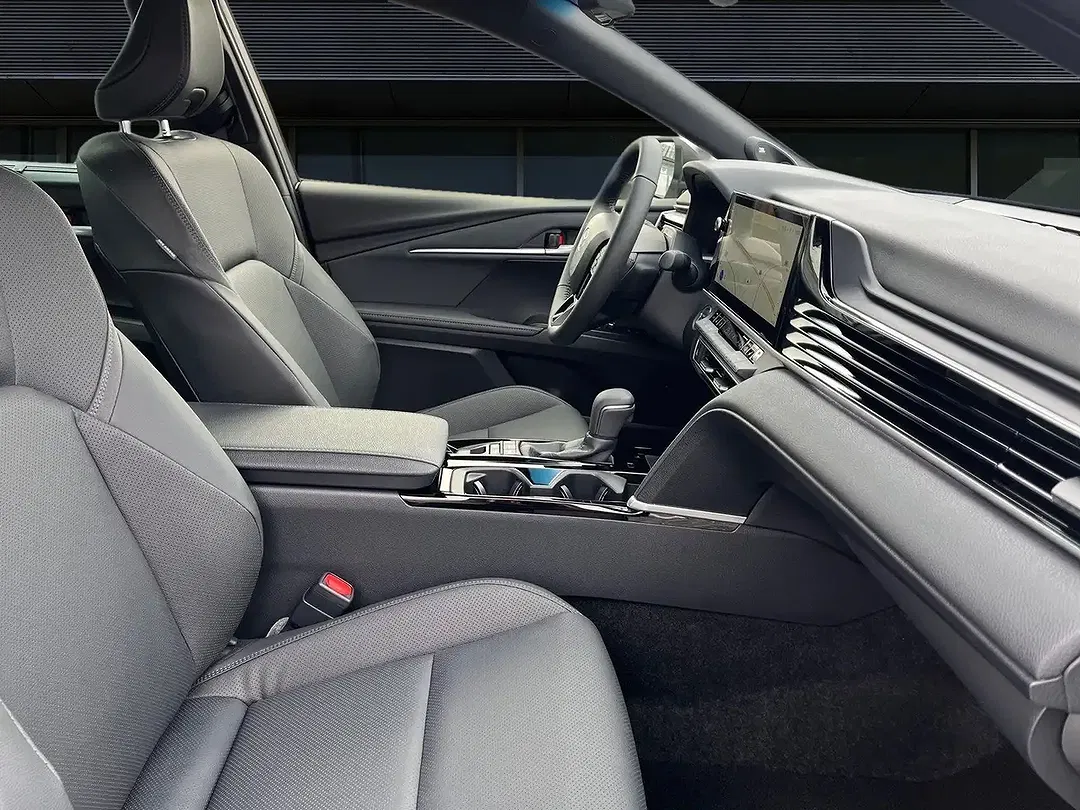 Toyota Camry Hybrid Executive - Thumbnail 11