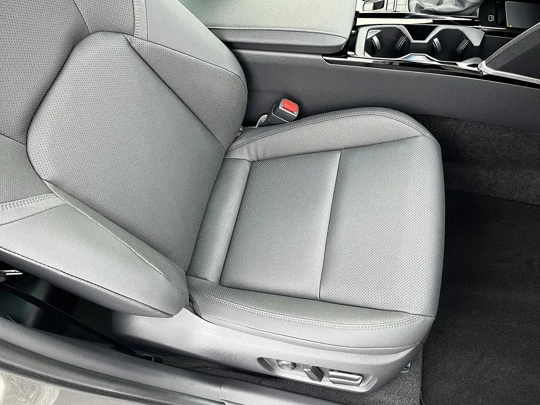 Toyota Camry Hybrid Executive - Thumbnail 17