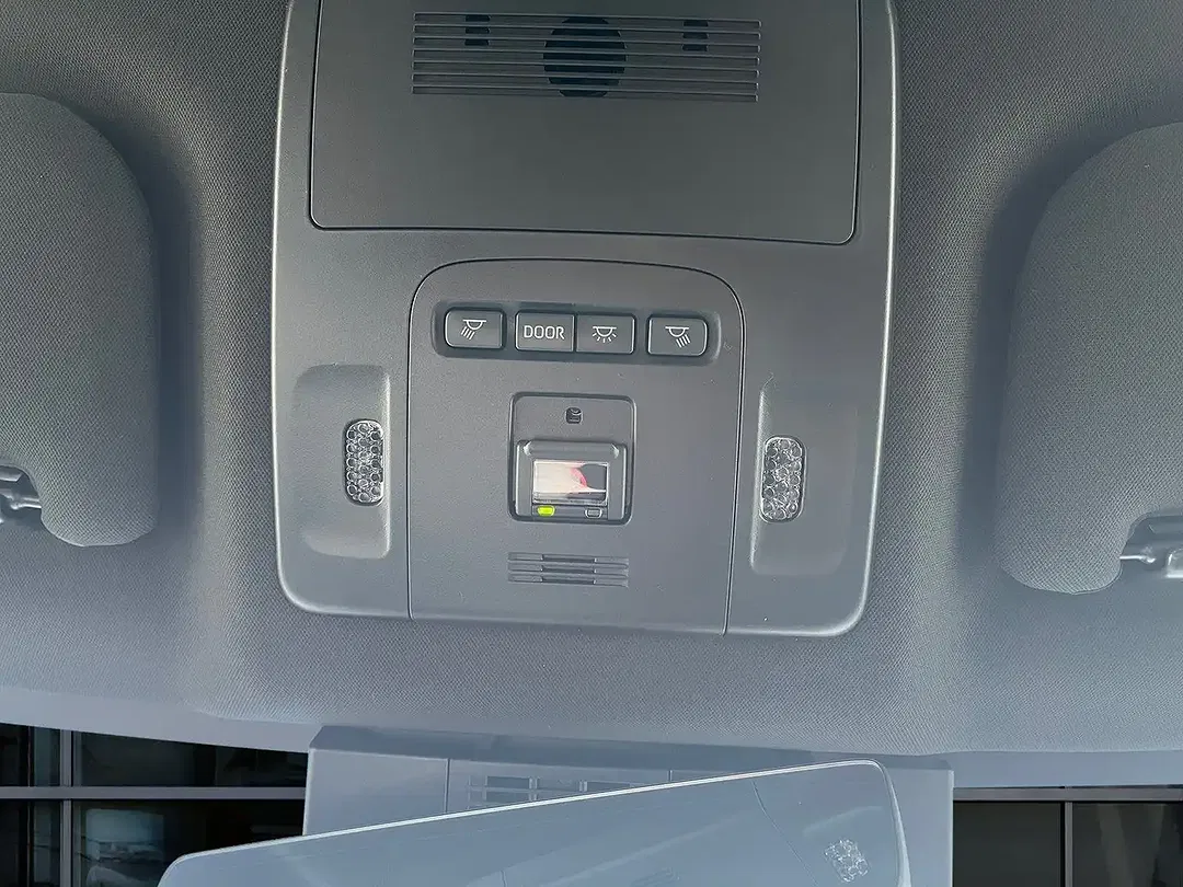 Toyota Camry Hybrid Executive - Thumbnail 22