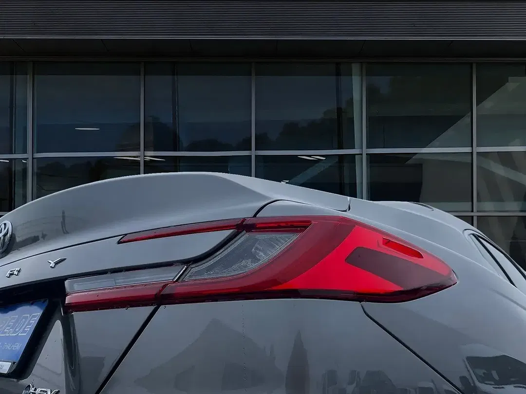Toyota Camry Hybrid Executive - Thumbnail 24