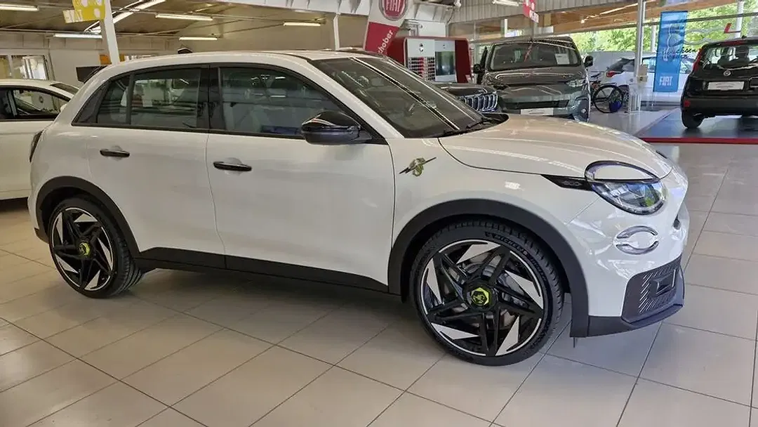 Abarth 600e Turismo - Thumbnail 4