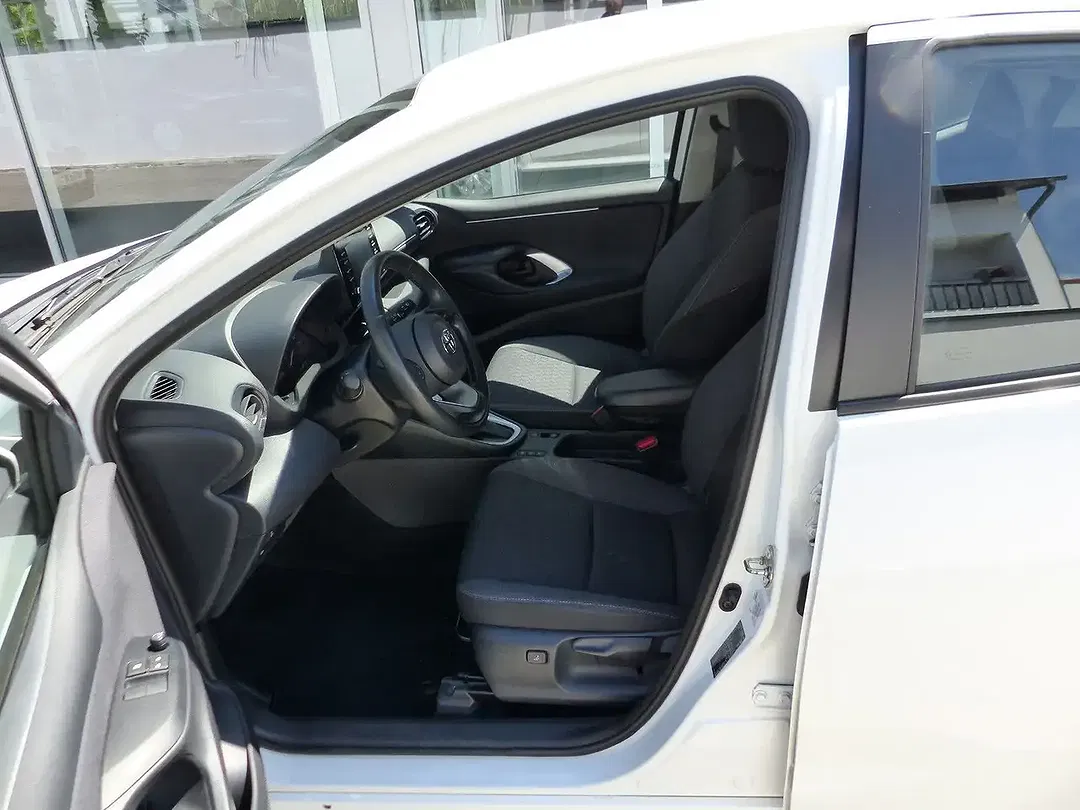 Toyota Yaris Hybrid Business Edition - Thumbnail 12