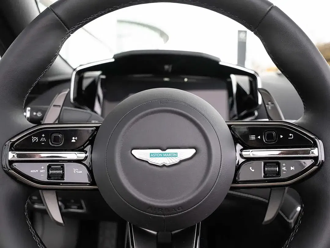 Aston Martin Vanquish Volante - Thumbnail 11