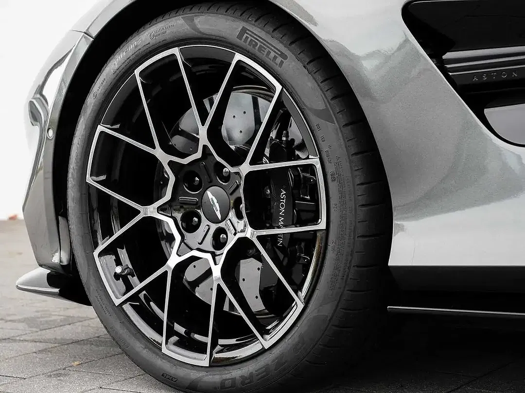 Aston Martin Vanquish Volante - Thumbnail 16