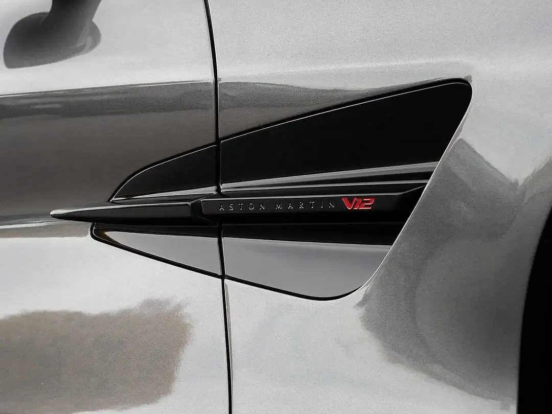 Aston Martin Vanquish Volante - Thumbnail 19