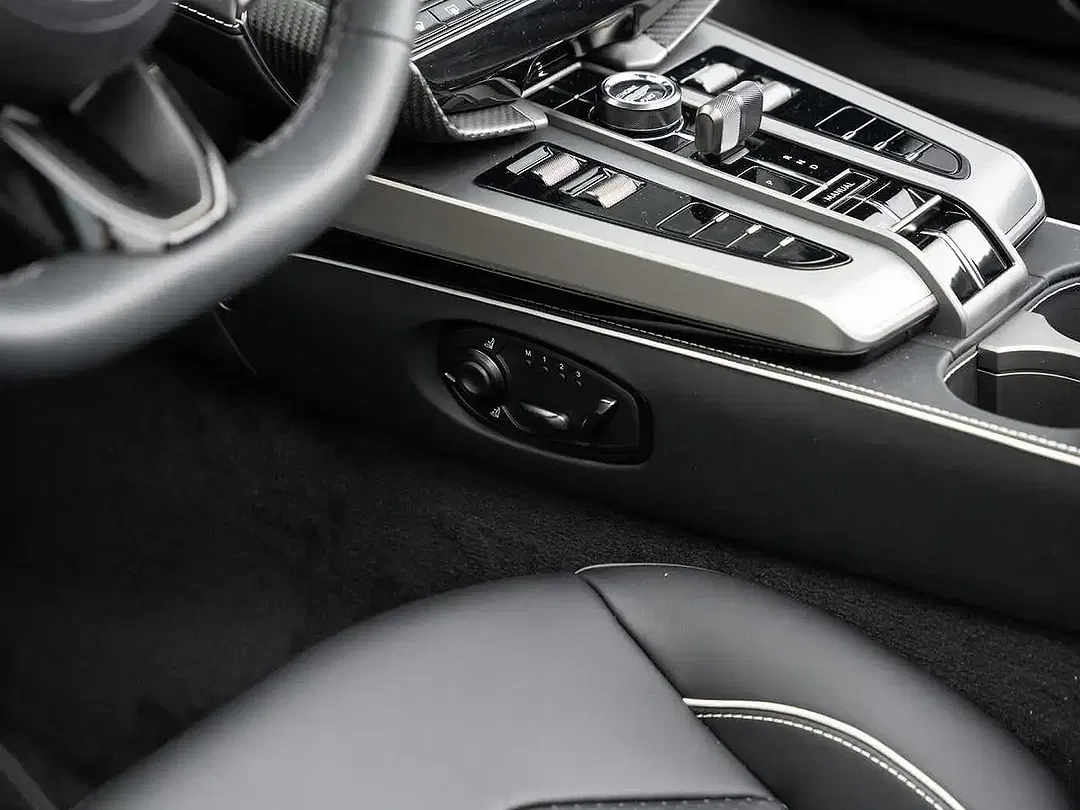 Aston Martin Vanquish Volante - Thumbnail 30