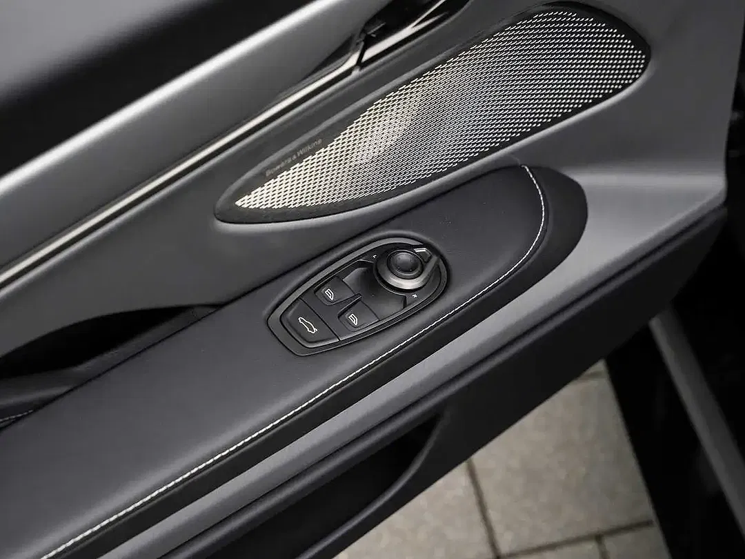 Aston Martin Vanquish Volante - Thumbnail 31