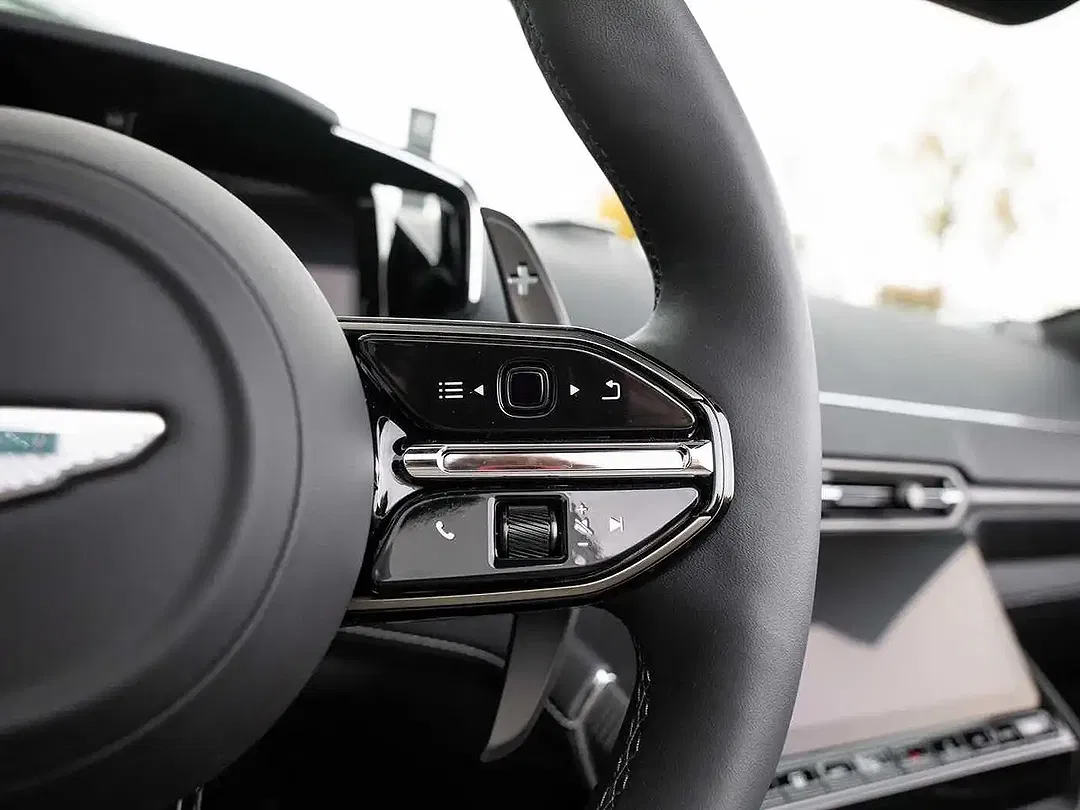 Aston Martin Vanquish Volante - Thumbnail 34
