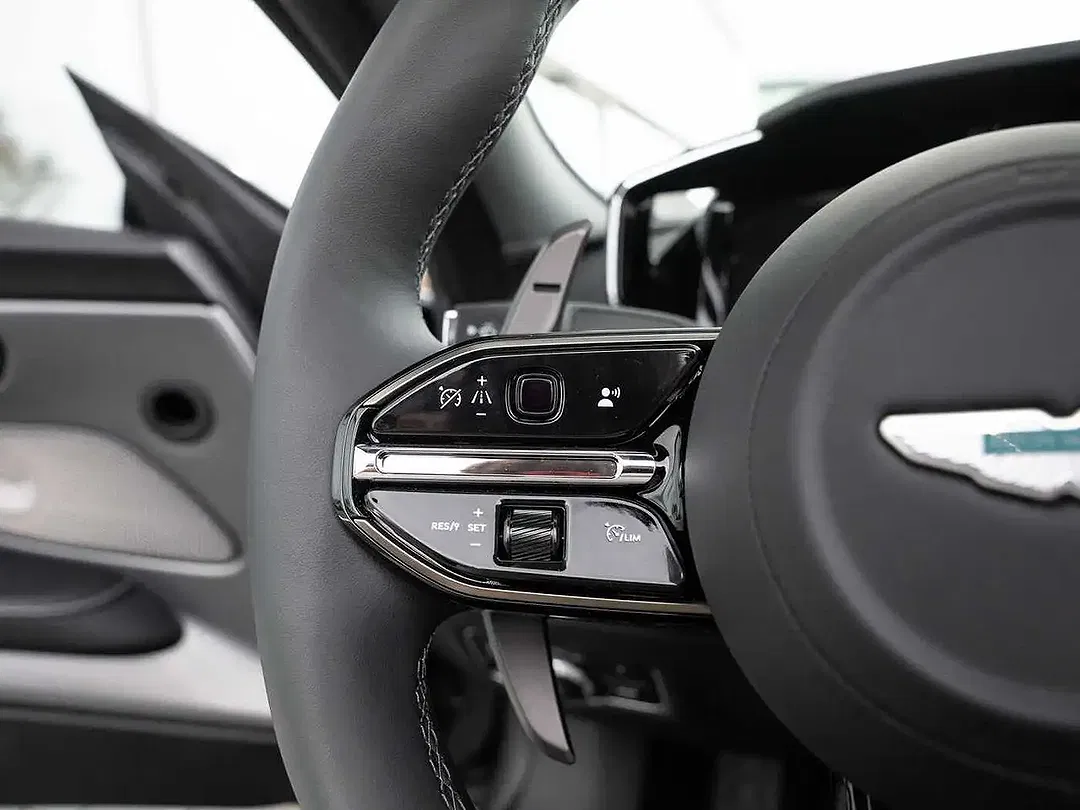 Aston Martin Vanquish Volante - Thumbnail 35