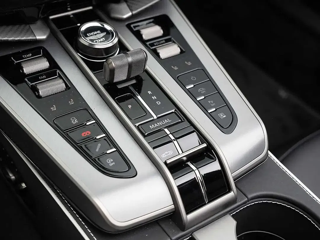 Aston Martin Vanquish Volante - Thumbnail 38