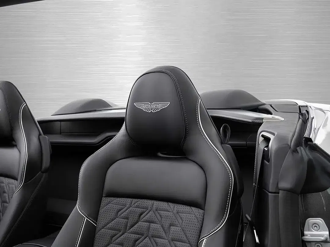 Aston Martin Vanquish Volante - Thumbnail 5