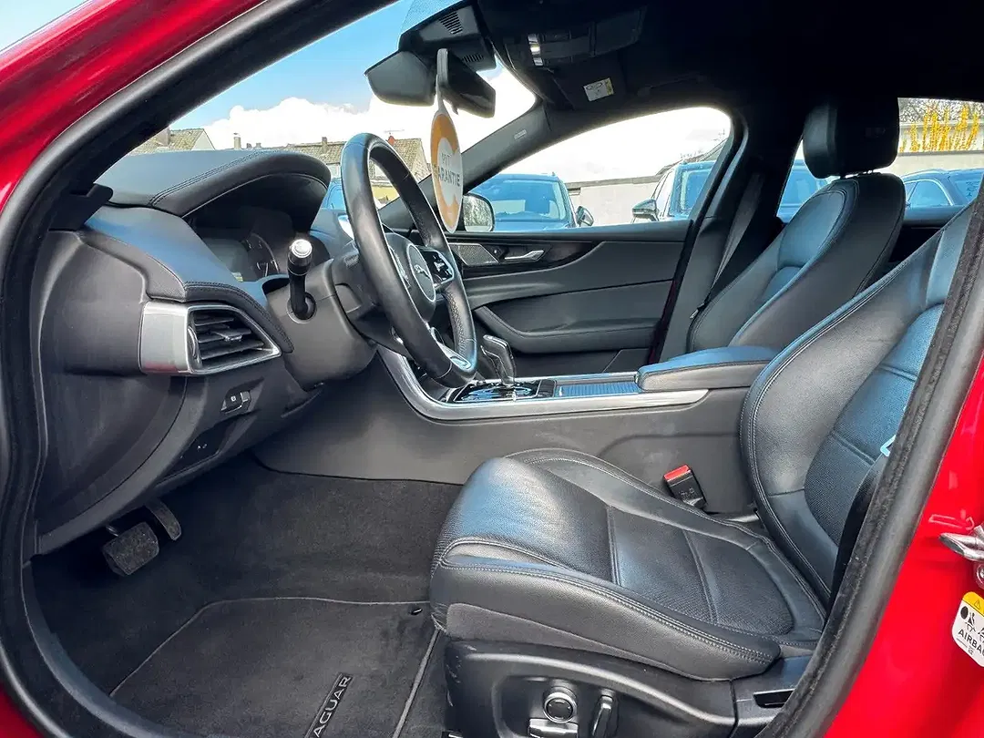 Jaguar XE 4x4 S Black - Thumbnail 12