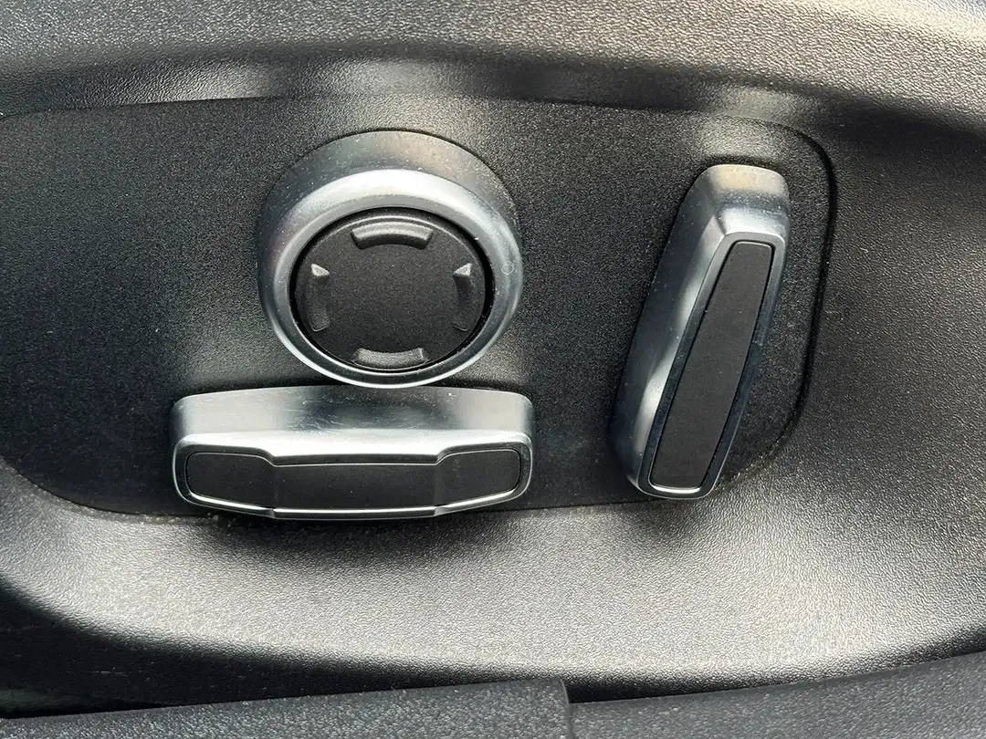 Jaguar XE 4x4 S Black - Thumbnail 14