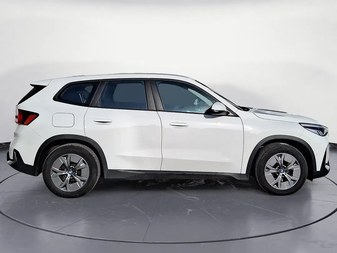 BMW iX1 xDrive - Thumbnail 4