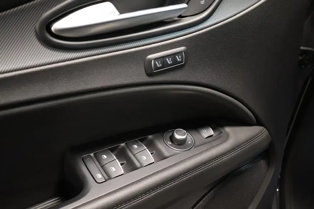 Alfa Romeo Stelvio Q4 Veloce - Thumbnail 8