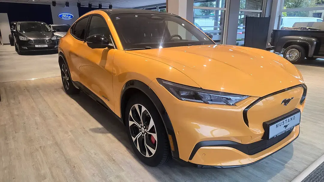 Ford Mustang Mach-E 4x4 Premium - Thumbnail 3