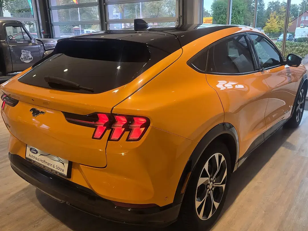 Ford Mustang Mach-E 4x4 Premium - Thumbnail 5