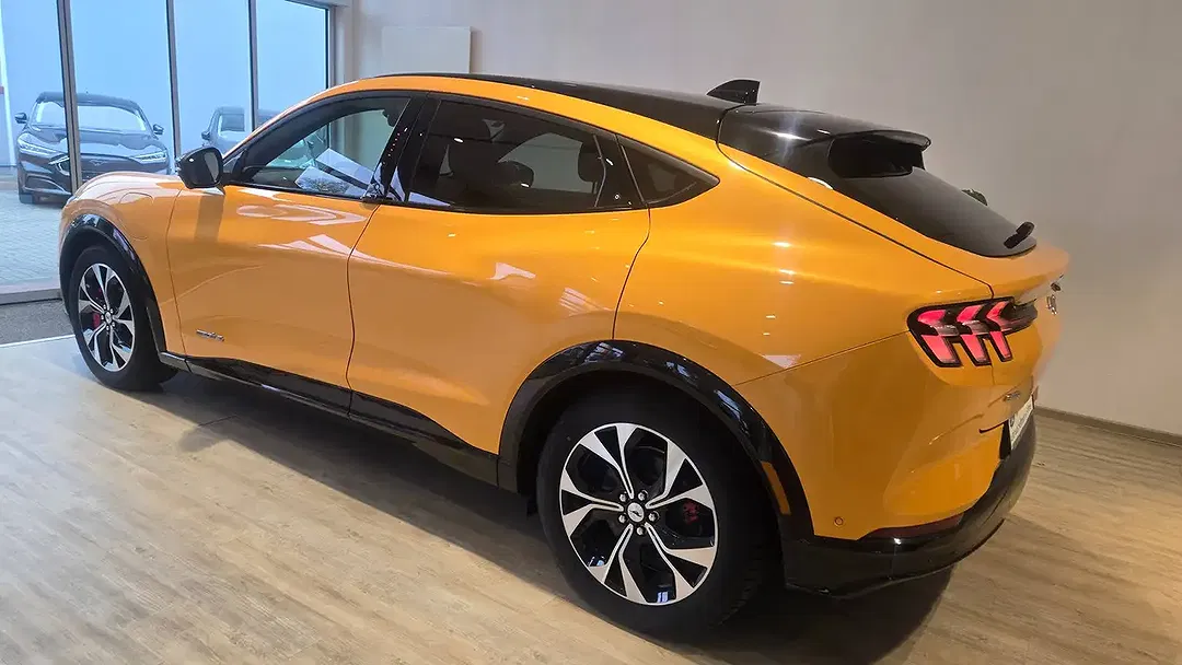 Ford Mustang Mach-E 4x4 Premium - Thumbnail 7