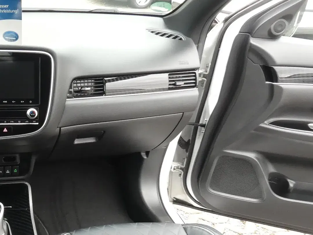 Mitsubishi Outlander PHEV 4WD Plus Spirit - Thumbnail 12