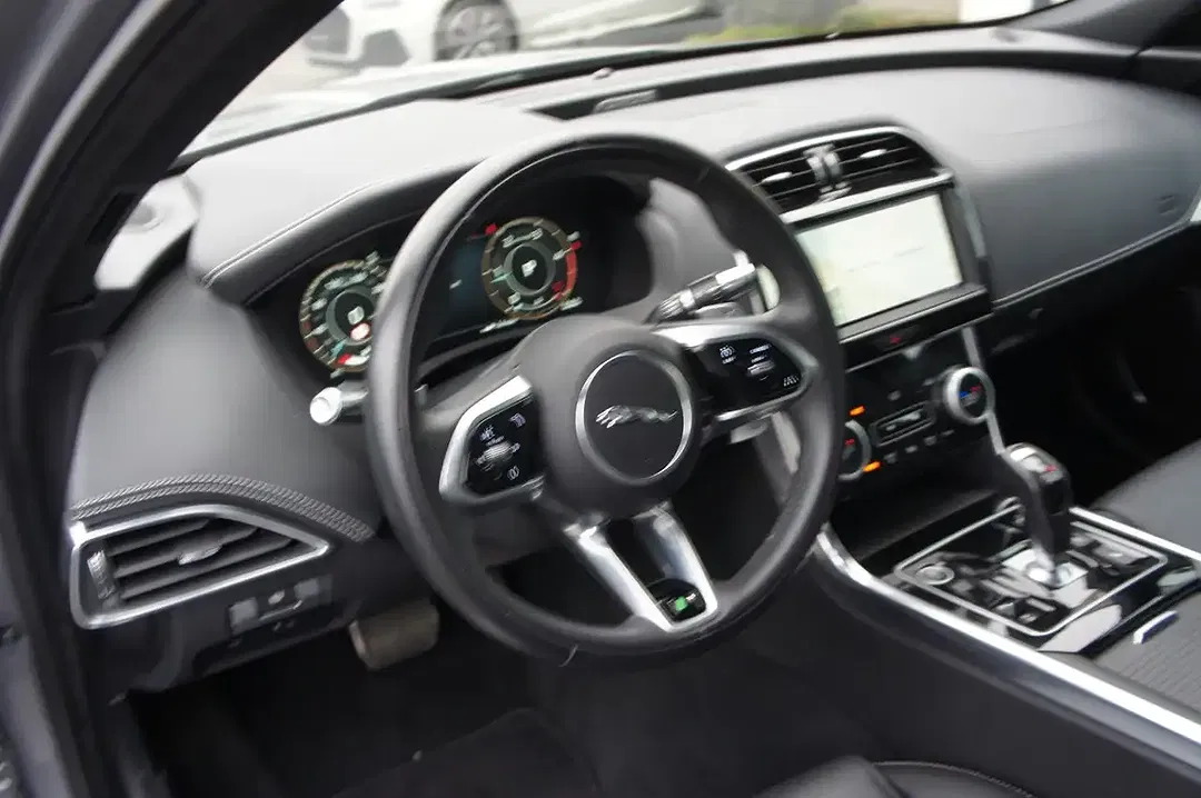 Jaguar XE 4x4 R-Dynamic SE - Thumbnail 10