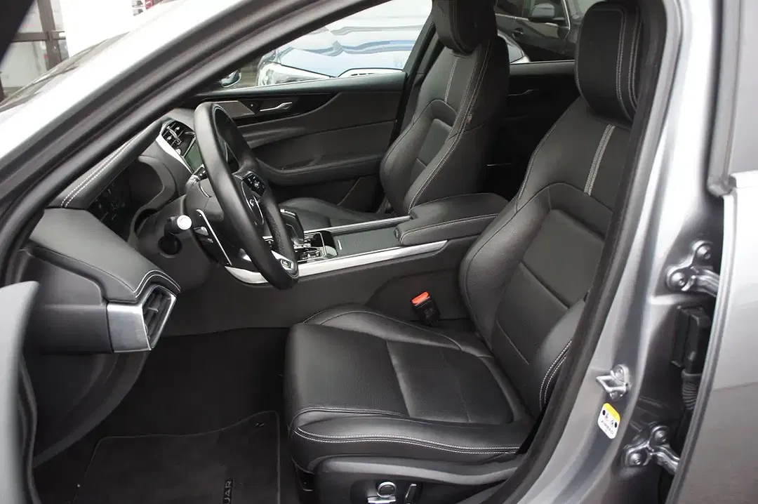 Jaguar XE 4x4 R-Dynamic SE - Thumbnail 11