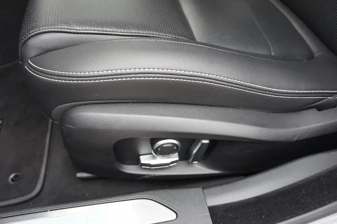 Jaguar XE 4x4 R-Dynamic SE - Thumbnail 12