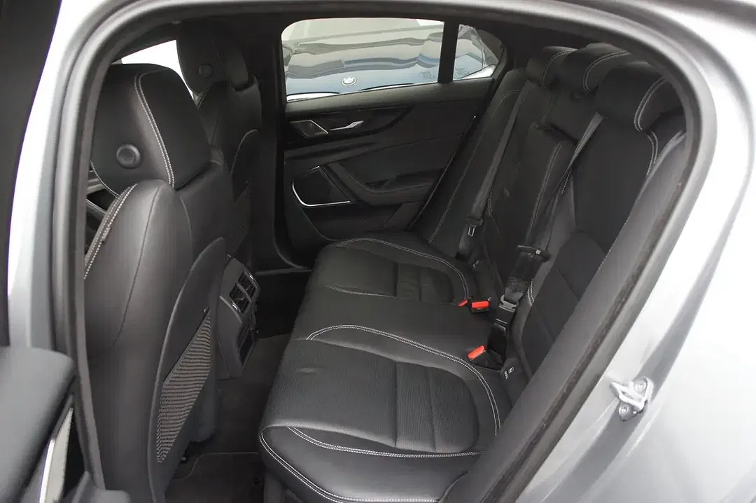 Jaguar XE 4x4 R-Dynamic SE - Thumbnail 14