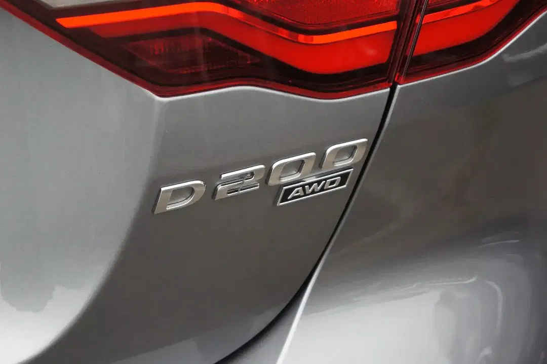 Jaguar XE 4x4 R-Dynamic SE - Thumbnail 6