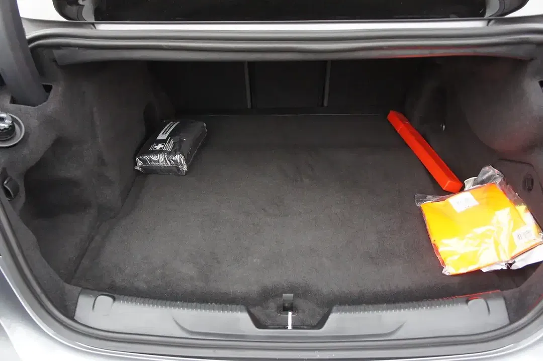 Jaguar XE 4x4 R-Dynamic SE - Thumbnail 7