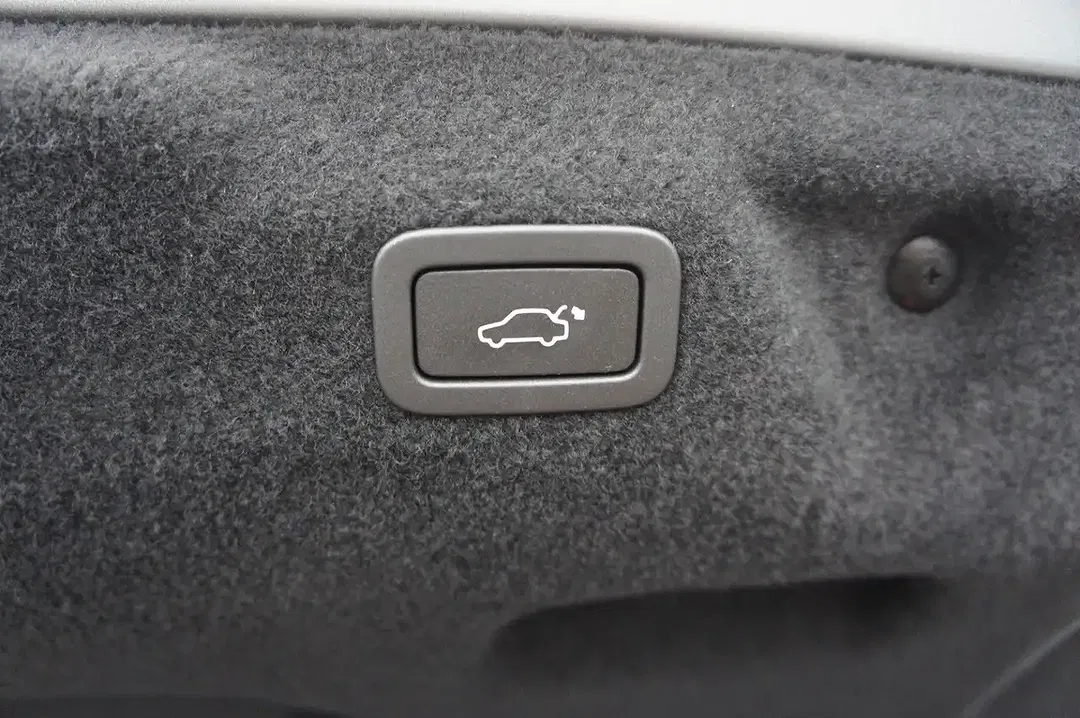 Jaguar XE 4x4 R-Dynamic SE - Thumbnail 8