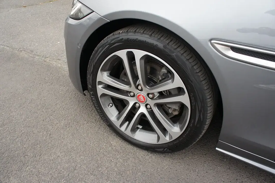 Jaguar XE 4x4 R-Dynamic SE - Thumbnail 9