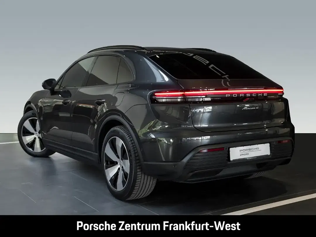 Porsche Macan 4 - Thumbnail 3