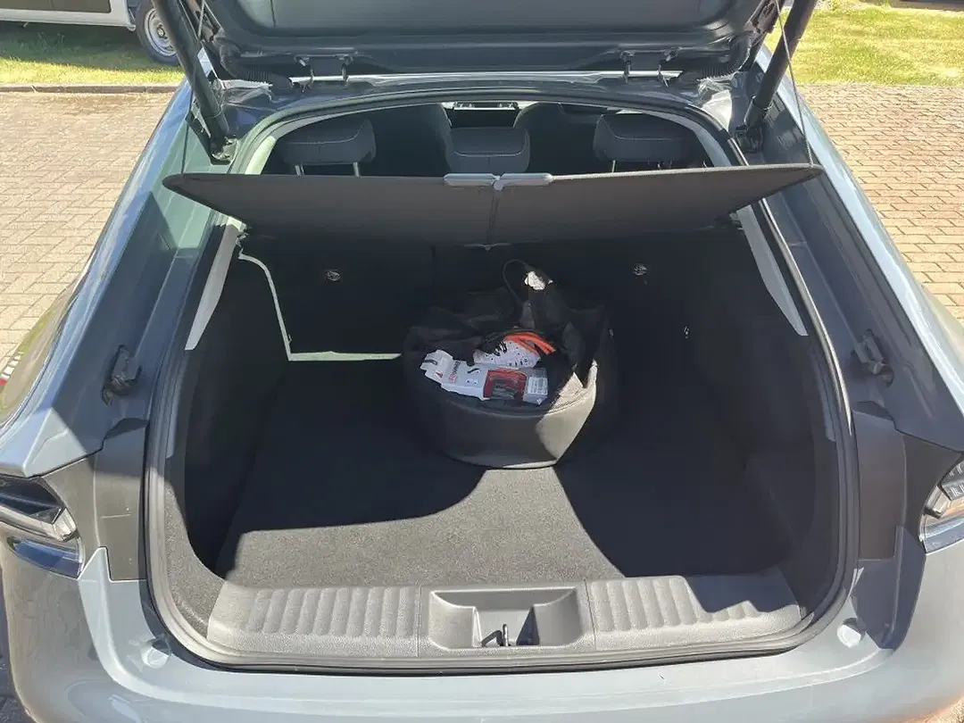 Toyota Prius PHEV Executive - Thumbnail 9