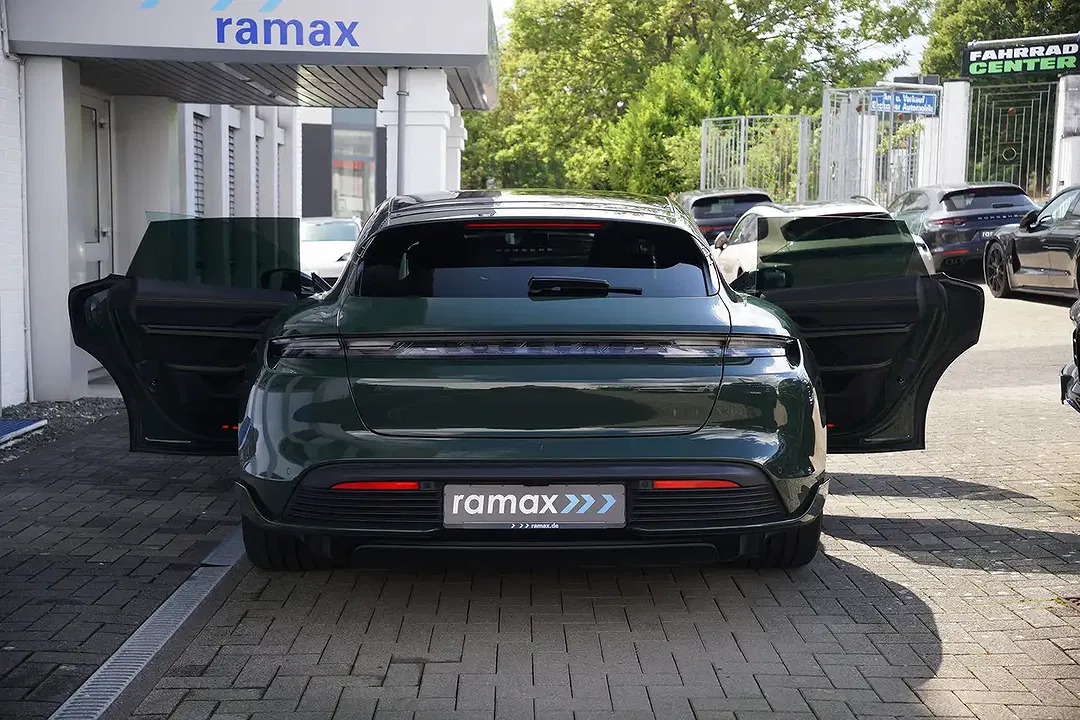 Porsche Taycan Sport Turismo - Thumbnail 3