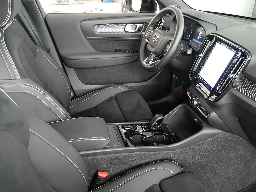 Volvo XC40 B3 Ultra Black Edition - Thumbnail 3
