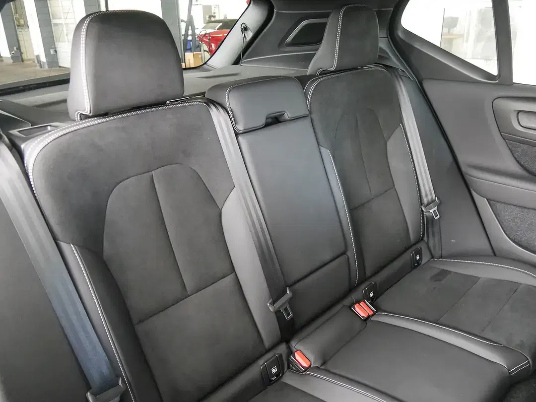 Volvo XC40 B3 Ultra Black Edition - Thumbnail 4