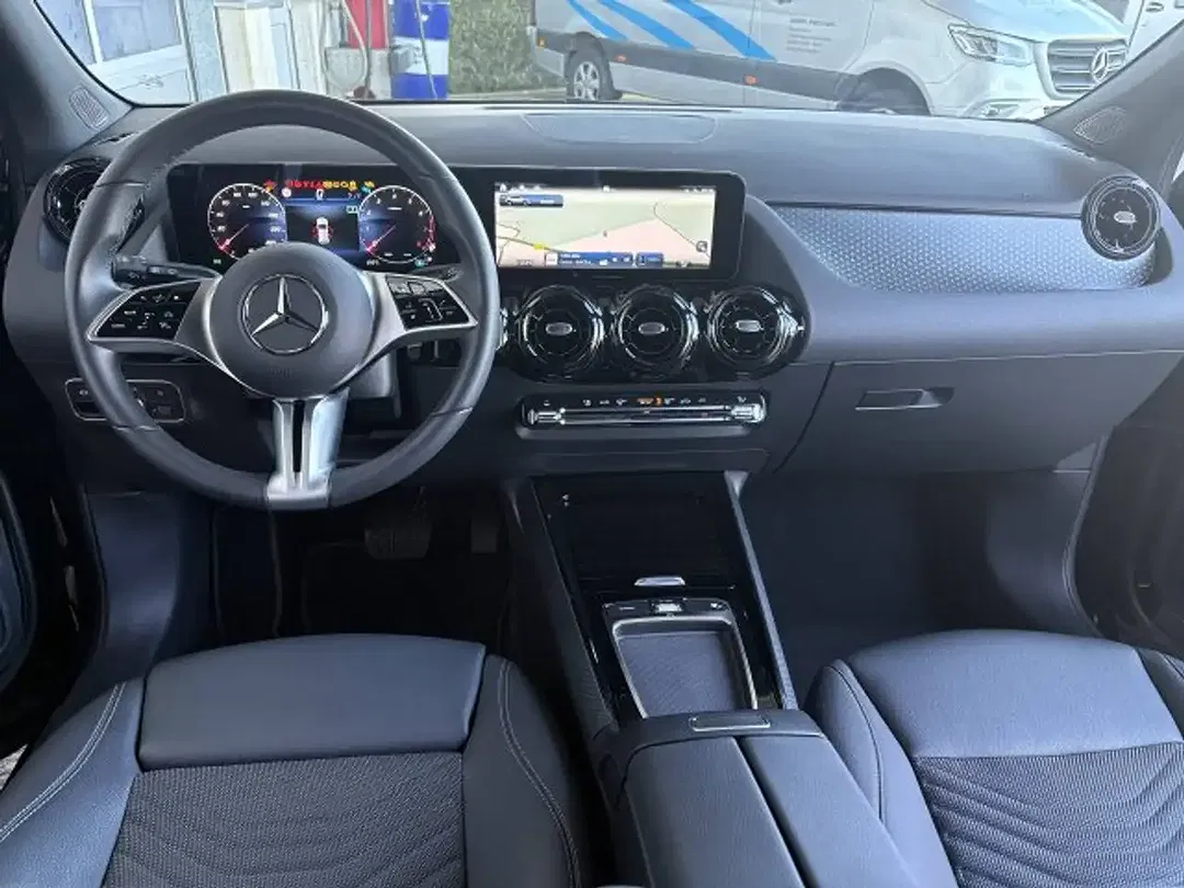 Mercedes-Benz GLA 200 MBUX - Thumbnail 2